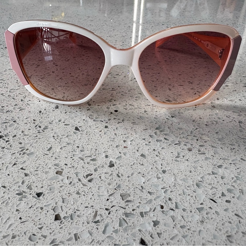 GUESS Vintage Pink & White Sunglasses - LIKE NEW